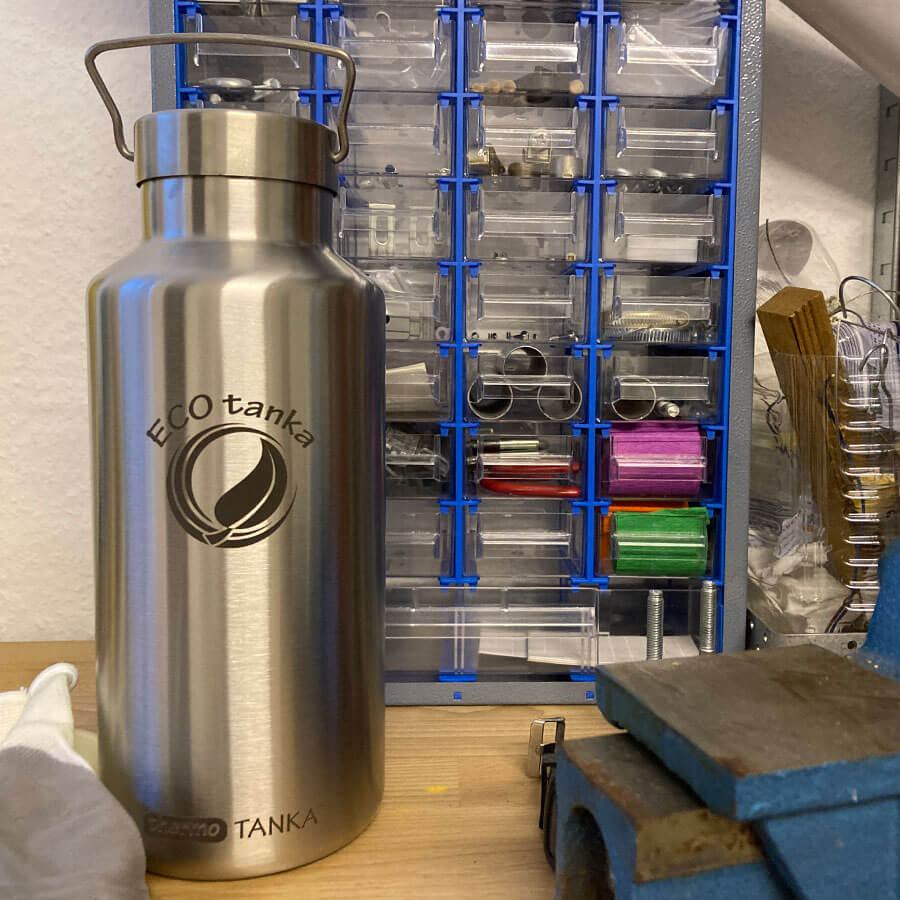 ECOtanka-thermoTANKA-2000ml-isolierende-doppelwandige-Edelstahl-Thermo-Trinkflasche-silber-mit-Wave-Edelstahl-Flachverschluss-mit-Tragegriff