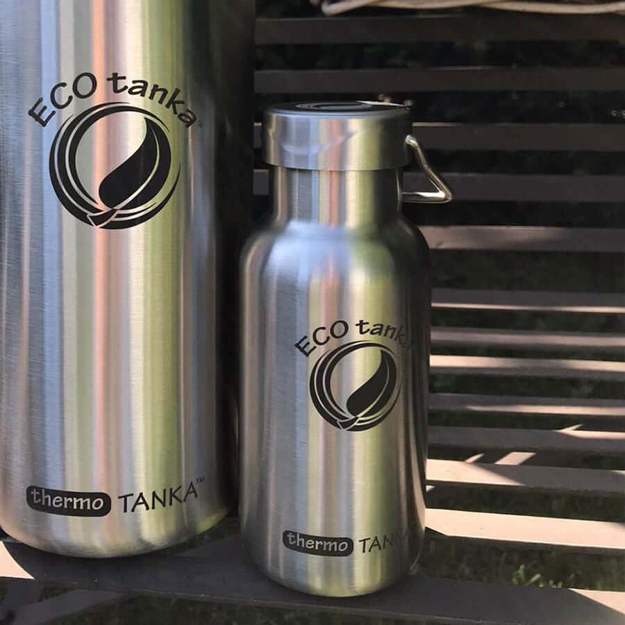 ECOtanka-thermoTANKA-350ml-isolierende-doppelwandige-Edelstahl-Thermo-Trinkflasche-silber-mit-Wave-Edelstahl-Flachverschluss-mit-Tragegriff